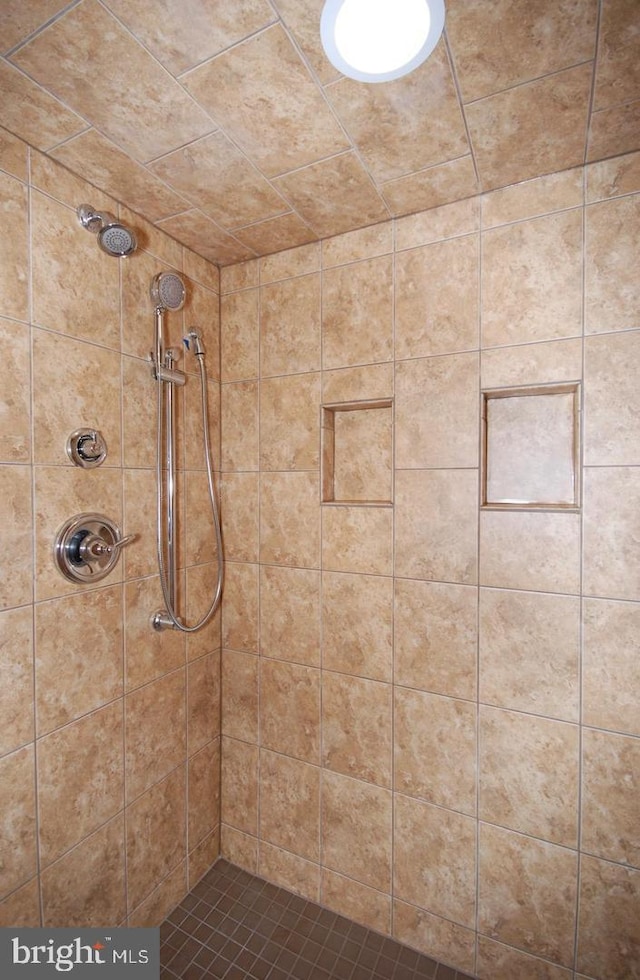 bathroom featuring a tile shower