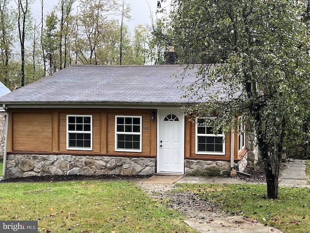 view of front of property featuring a front lawn