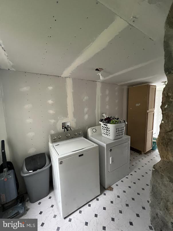 laundry area featuring washer and clothes dryer