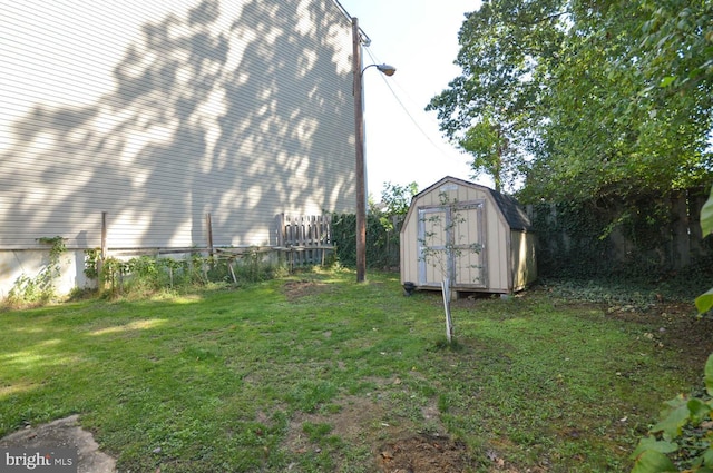 view of yard featuring a storage shed