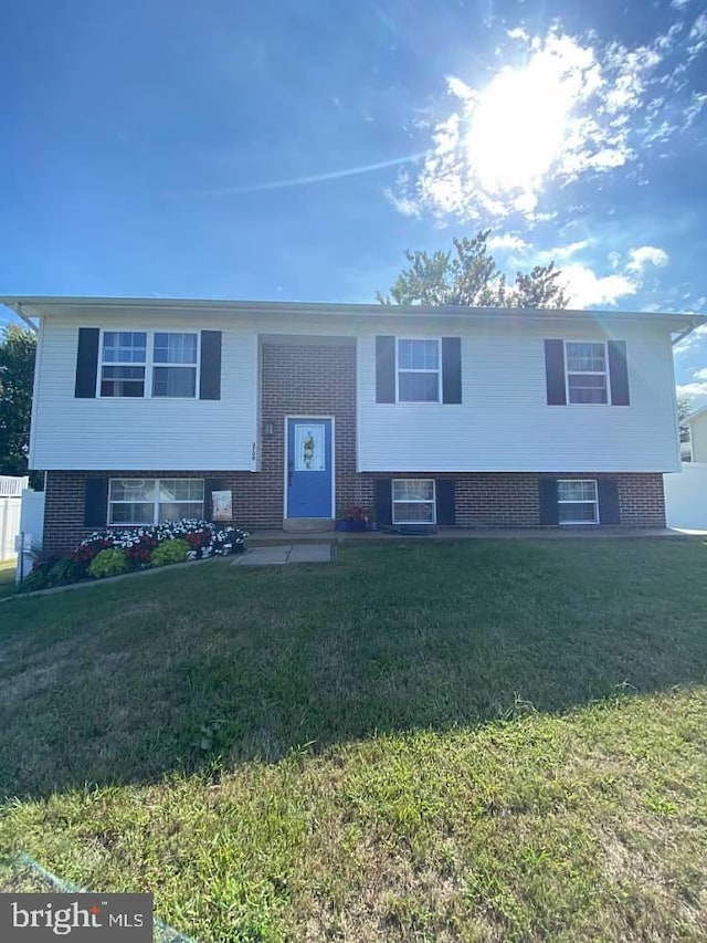 split foyer home featuring a front lawn