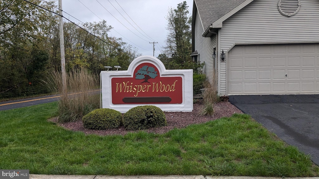 community sign with a lawn