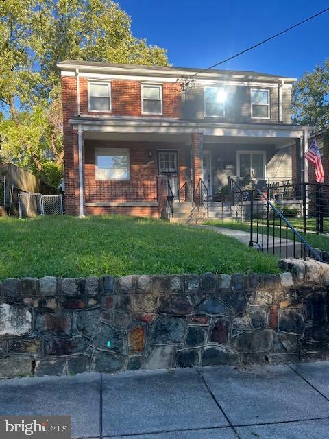 view of front of home featuring a front yard