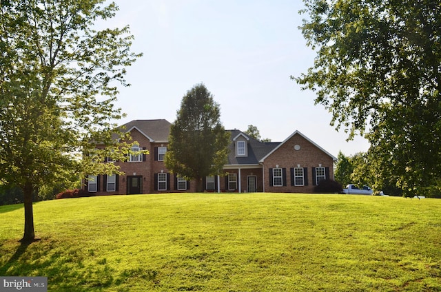 view of front facade with a front lawn