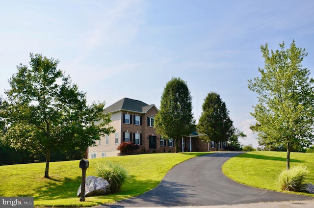 view of front facade with a front yard