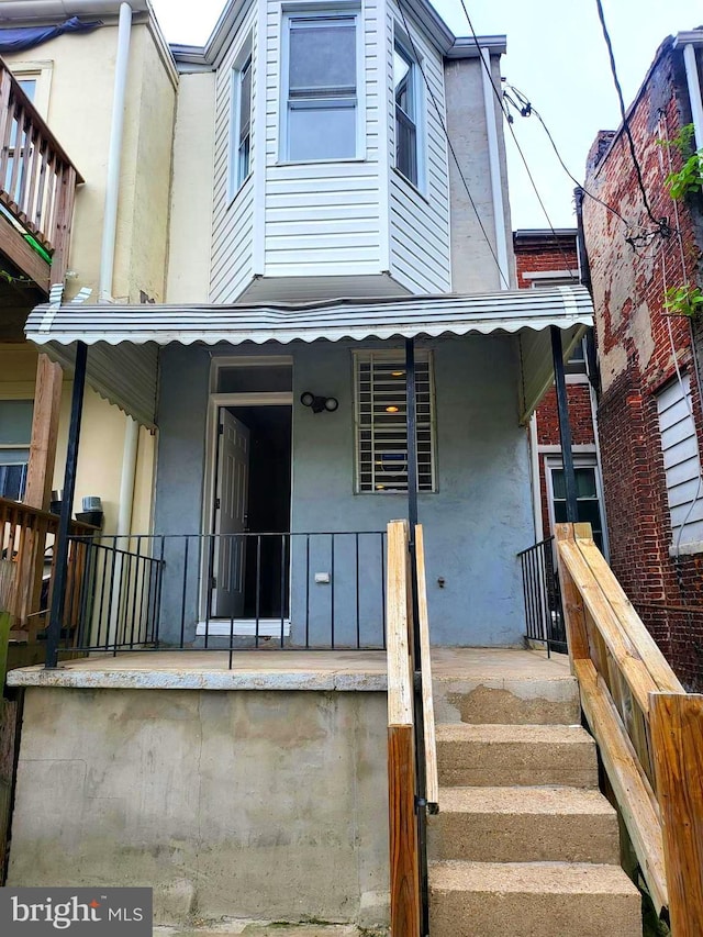 property entrance featuring covered porch