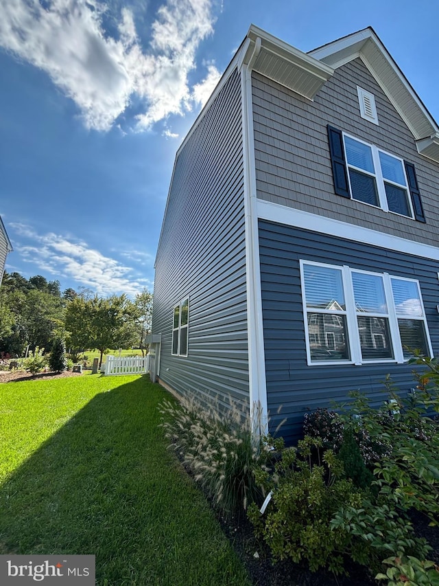 view of side of property featuring a yard