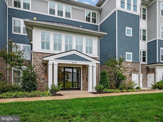 view of front of property with a front lawn