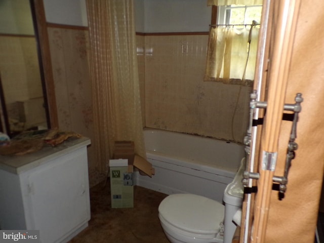 bathroom featuring shower / bath combo with shower curtain and toilet