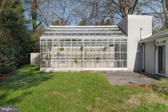 view of yard with an outbuilding