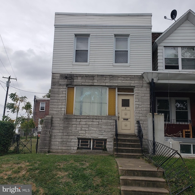 view of front facade featuring a front yard