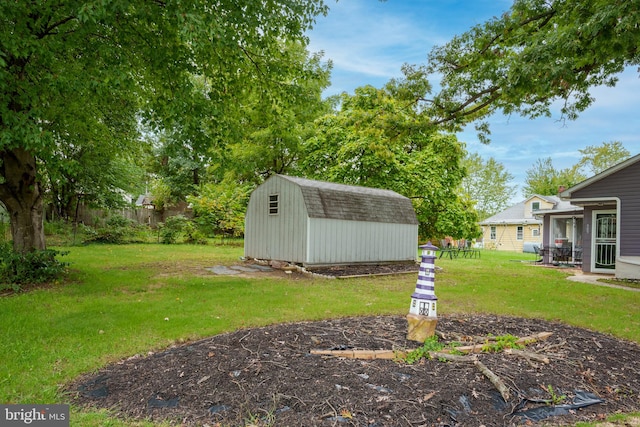 view of yard featuring a storage unit