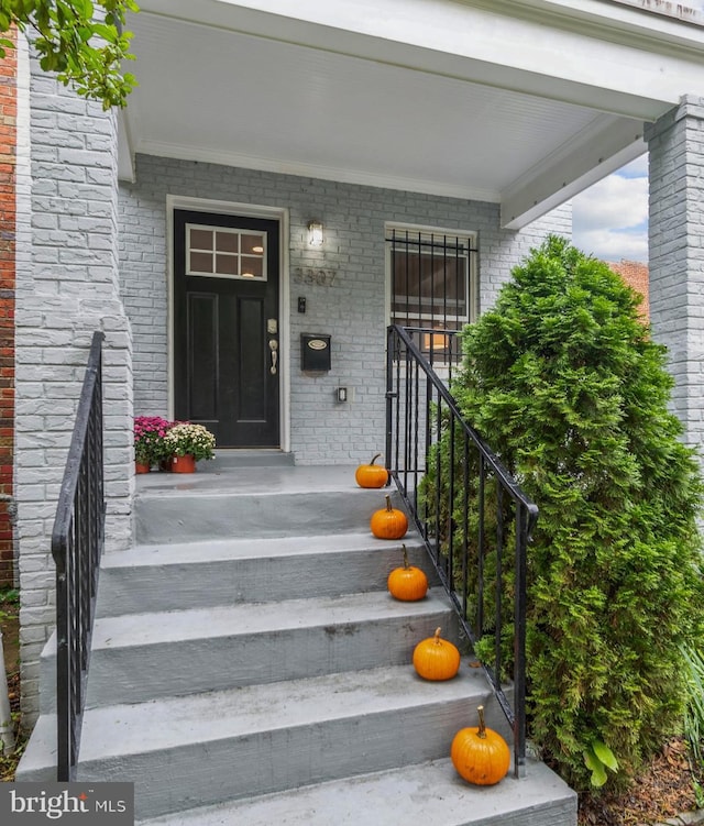 property entrance featuring a porch