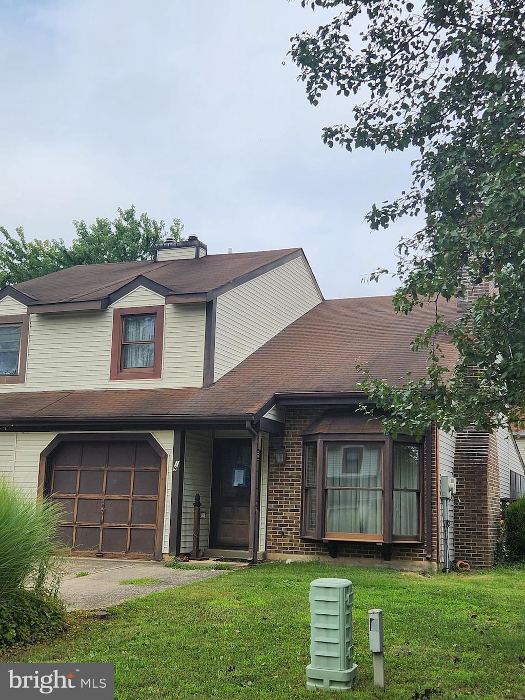 view of front of home featuring a front lawn and a garage