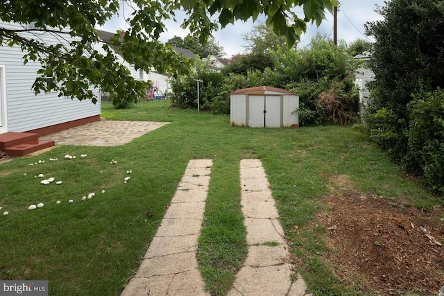 view of yard featuring a storage shed