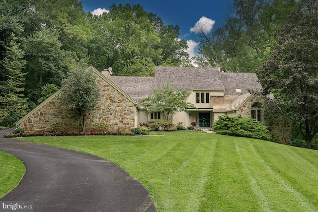 view of front of home featuring a front yard