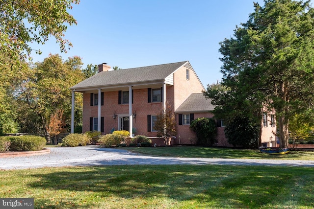 view of front of property featuring a front yard