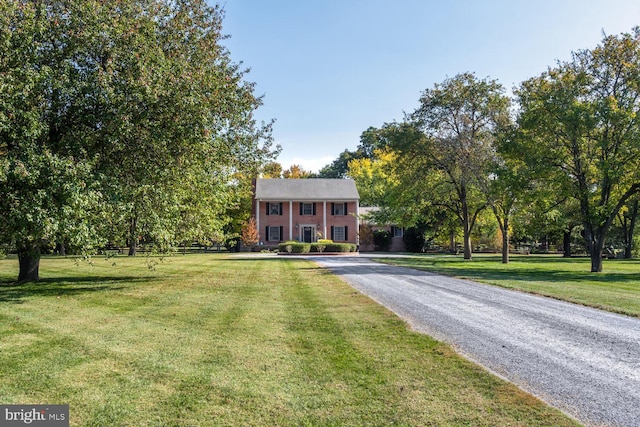 view of front of home featuring a front yard