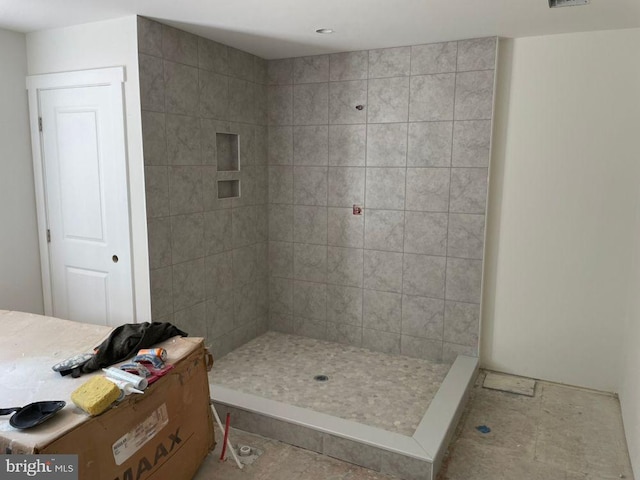 bathroom featuring a tile shower