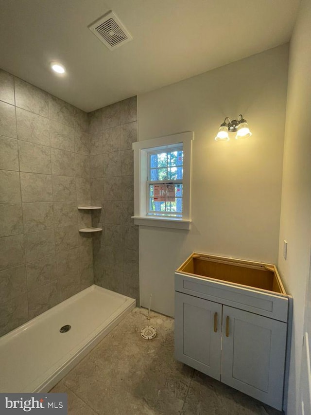 bathroom featuring a tile shower