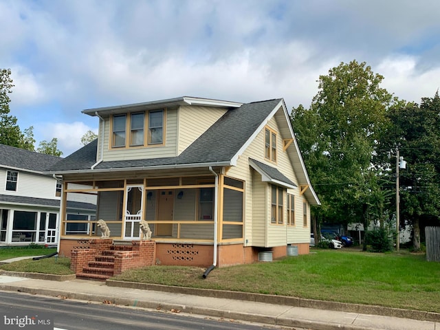 view of front of property with a front yard