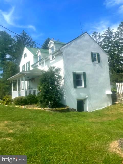 view of side of property featuring a yard