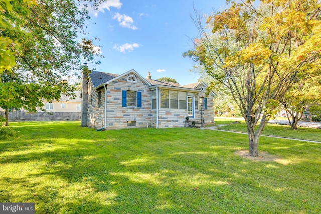 view of front facade with a front lawn