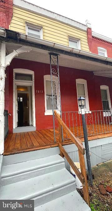 entrance to property with covered porch