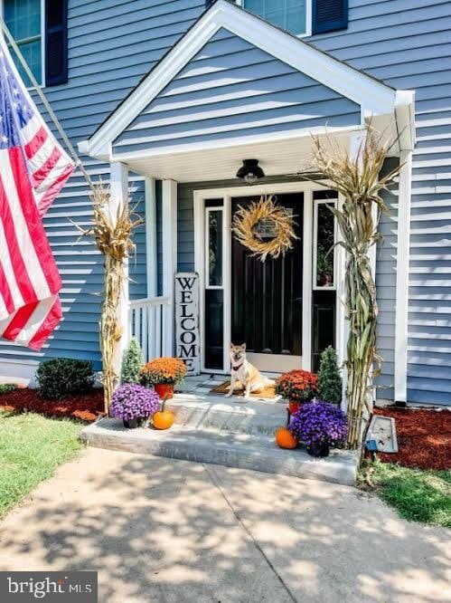 entrance to property featuring covered porch