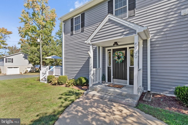 property entrance with a porch and a yard