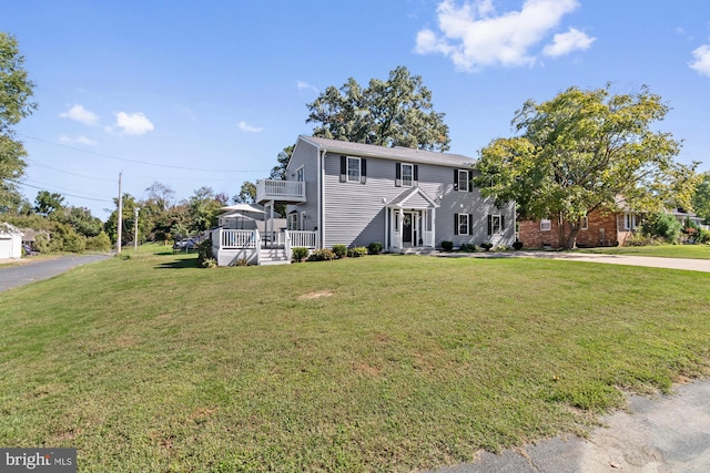 view of front of property with a front yard