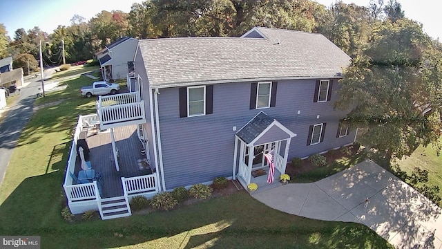 view of front facade featuring a front yard