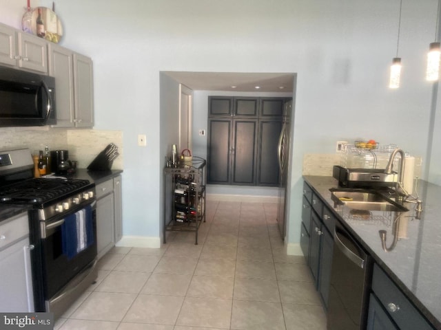 kitchen featuring stainless steel appliances, sink, tasteful backsplash, and gray cabinetry