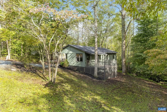 view of front of home featuring a front yard