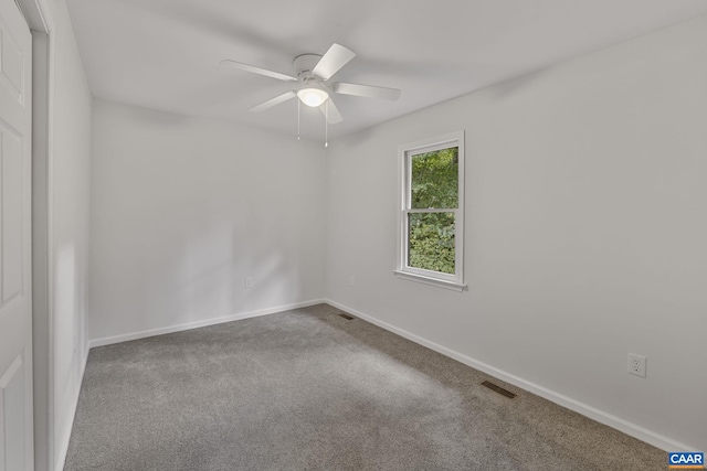 unfurnished room featuring ceiling fan and carpet