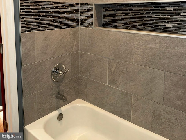 bathroom featuring tiled shower / bath combo