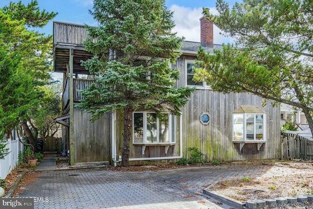 view of front of property featuring a balcony