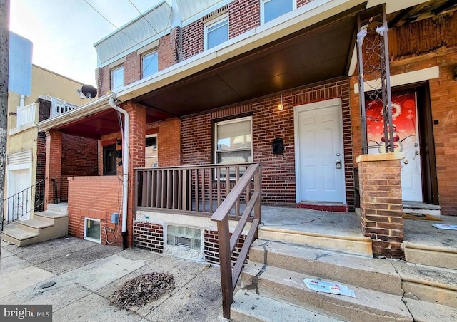 property entrance with covered porch