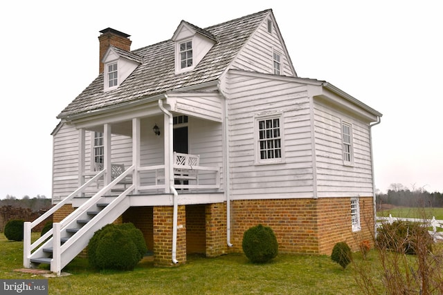 view of front facade with a porch and a front yard