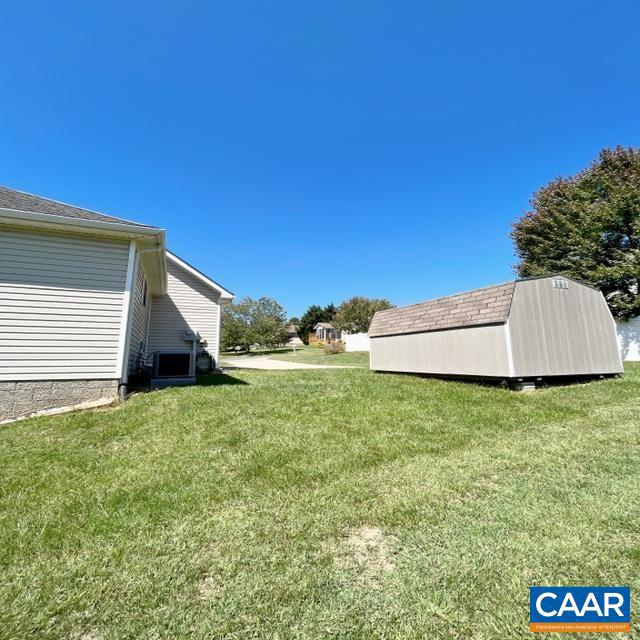 view of yard featuring an outdoor structure