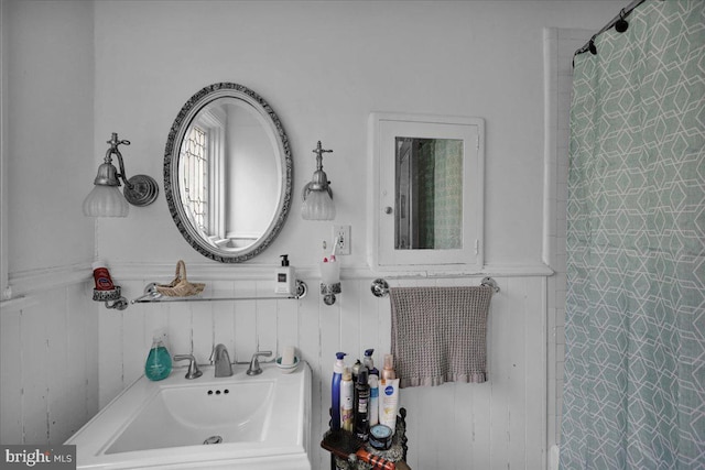 bathroom featuring a shower with curtain