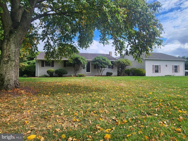 view of front of house with a front lawn