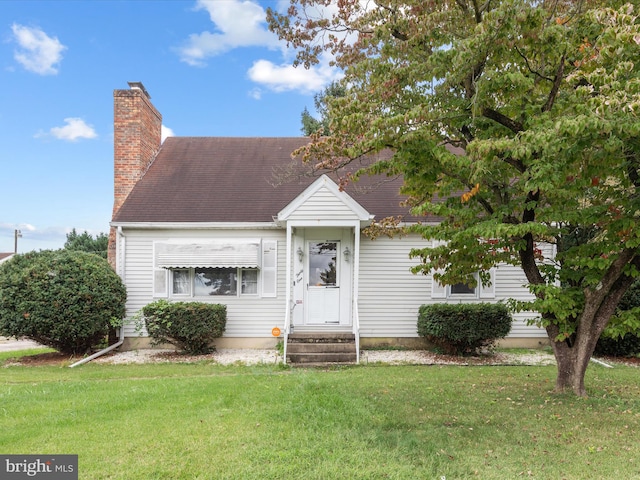 view of front of home featuring a front yard