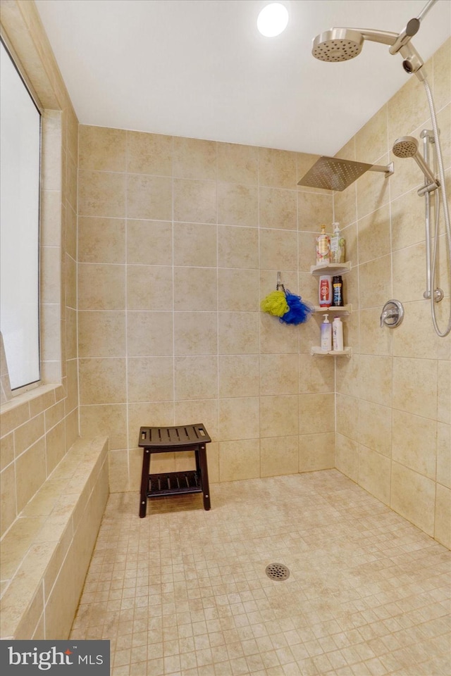 bathroom featuring a tile shower