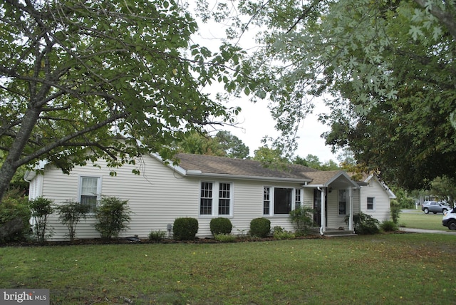 ranch-style house featuring a front lawn