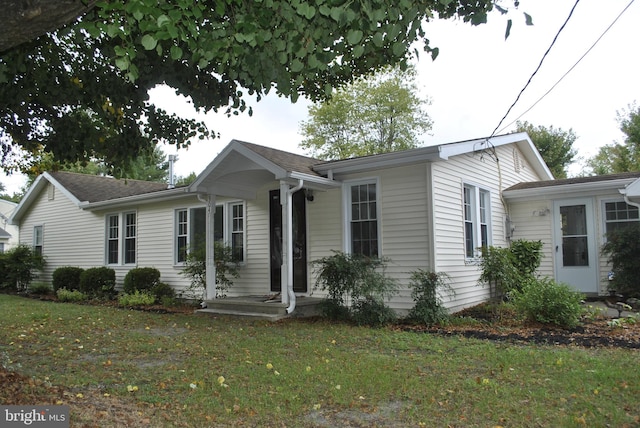 single story home with a front yard