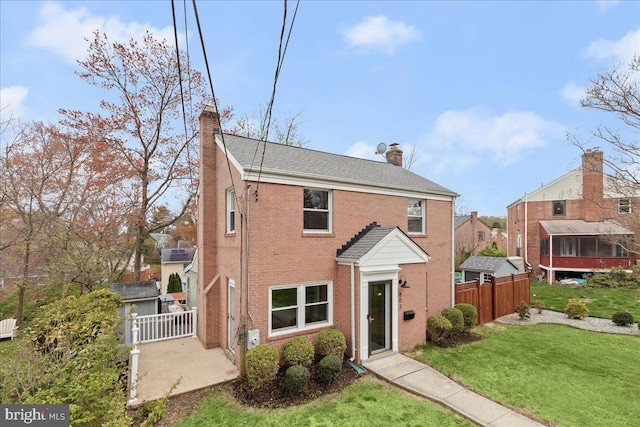 view of front of home featuring a front lawn