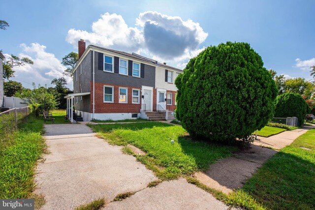 view of front of house featuring a front lawn