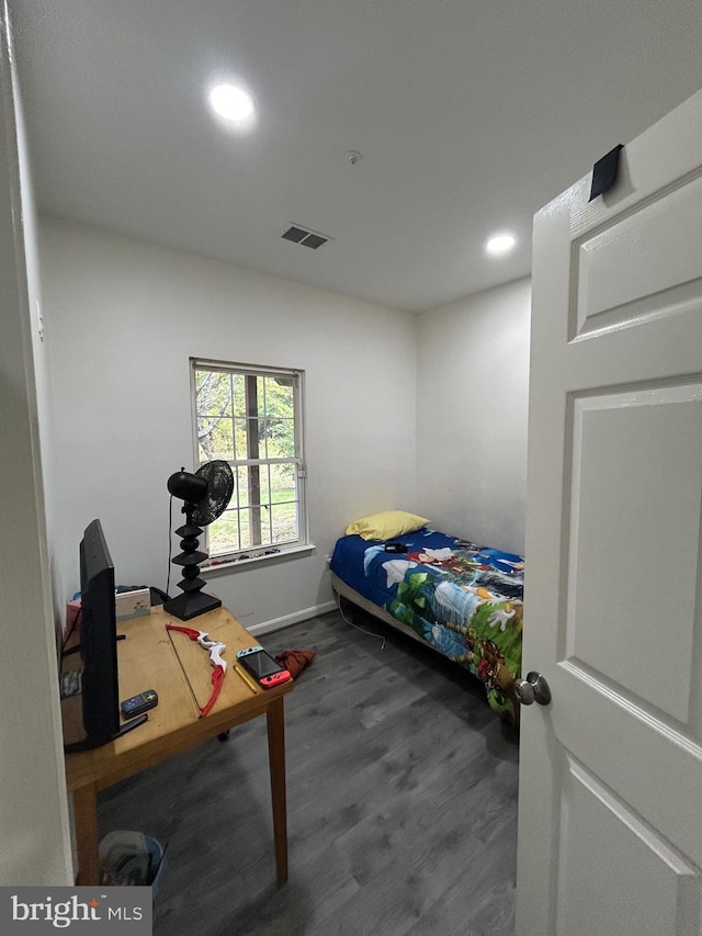 bedroom with baseboards, wood finished floors, visible vents, and recessed lighting
