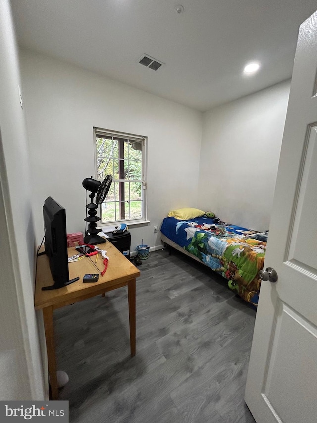 bedroom with baseboards, wood finished floors, visible vents, and recessed lighting